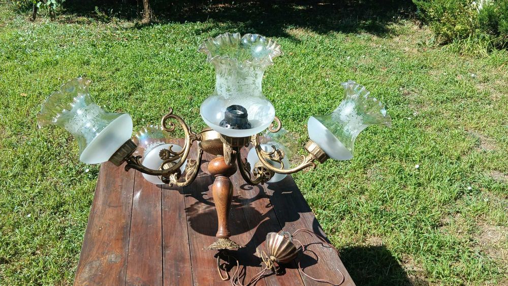 Тежък и масивен полилей.