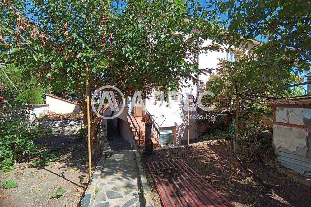 Tриетажна къща в тих и спокоен квартал
