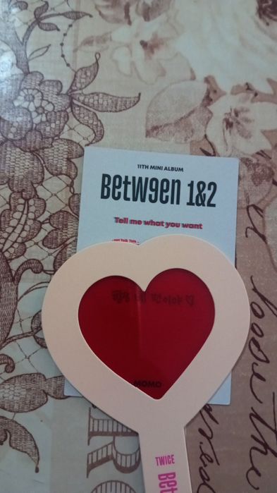 Мини албум на K-pop групата Twice в синьо