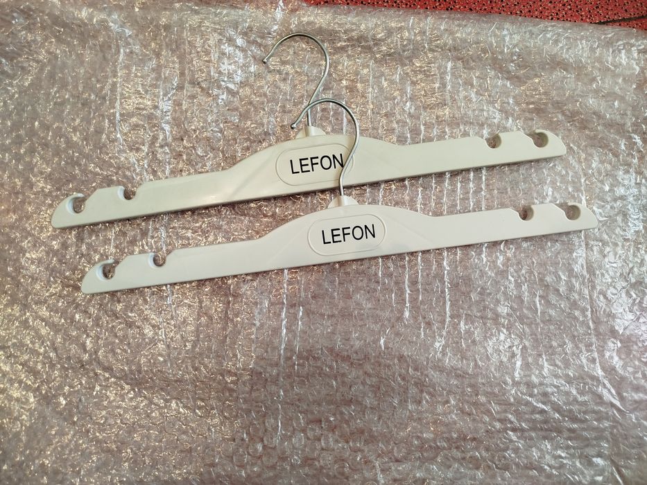 Продам вешалки (плечики).