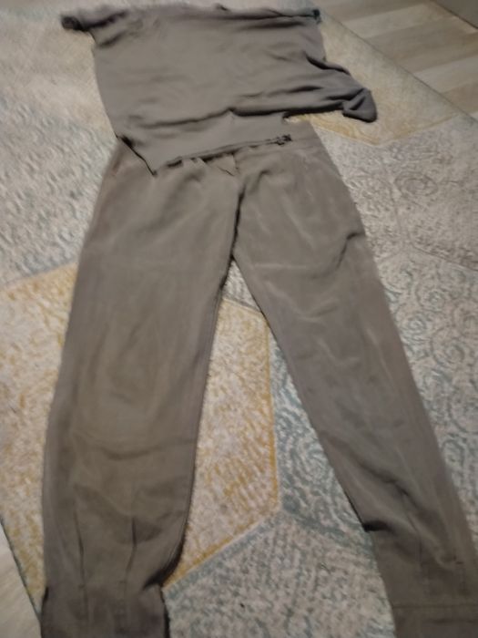 Pantaloni și bluza bej Italia noi fără eticheta. Casual f buni pt primile temp. A toamnei
