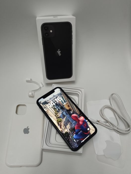 iPhone 11 с документами.