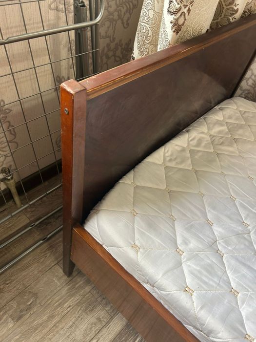 Продам кровать с матрасом