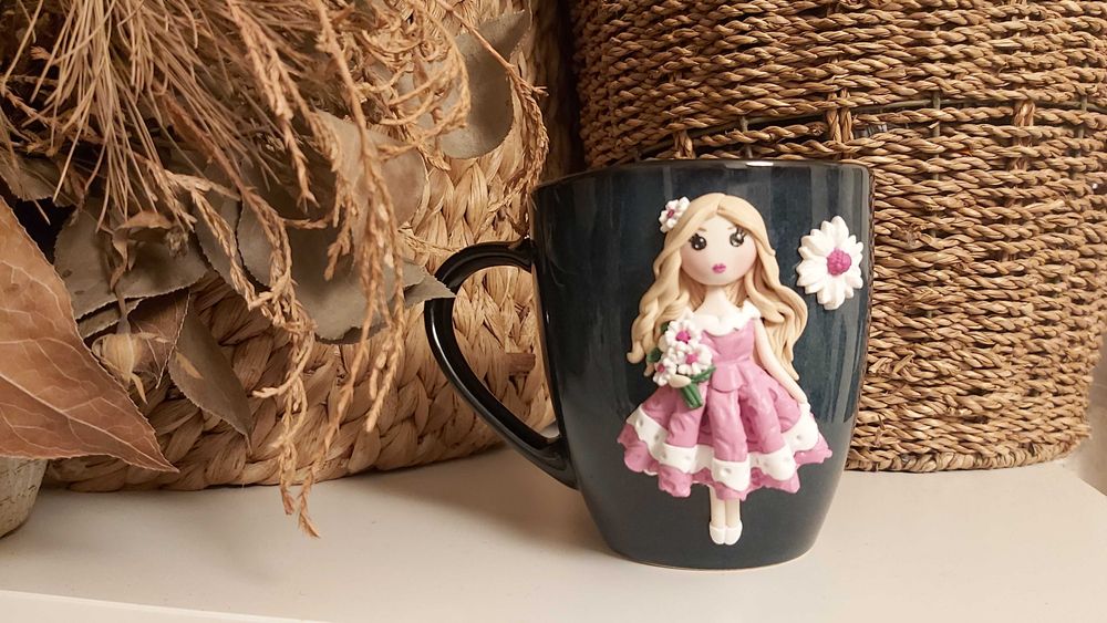 Cadou pentru sotie/iubita cana papusa fimo handmade blonda