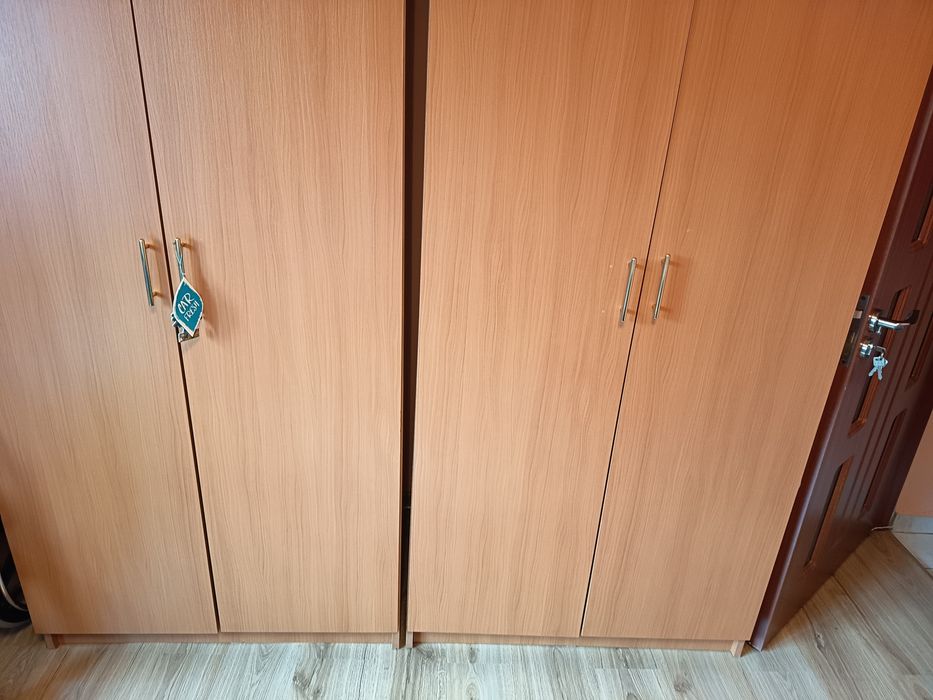 Vind două dulapuri haine.