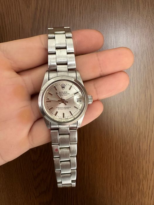 Ceasul e mecanic, functioneaza si arata bine .