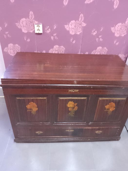 Продавам стар сандък тип ракла