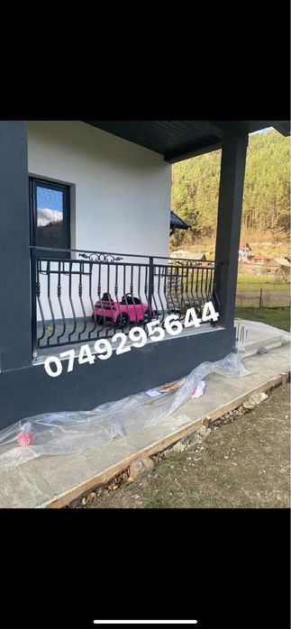 Balcoane su balustrade