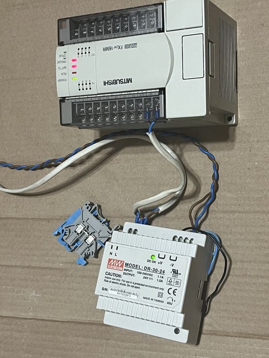 Lot Mitsubishi PLC FX2N-16MR-ES/UL + 4x FX2N-2DA + Sursă Mean Well DR-30-24 – Automatizări Industriale