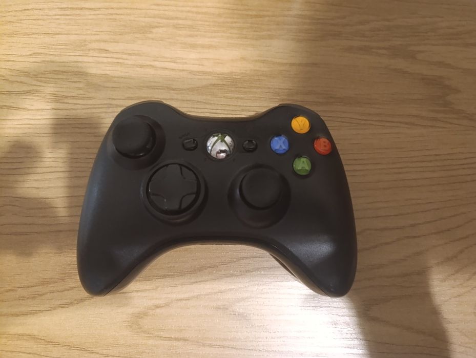 Продавам XBOX 360 pro с джойстик и 210 игри