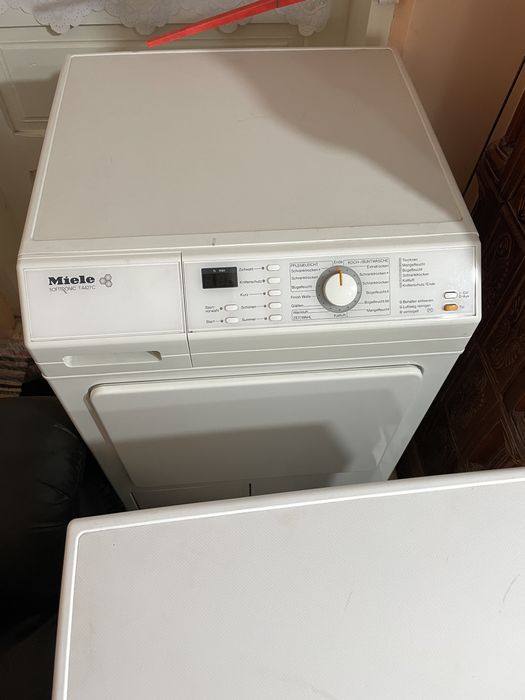 Vand masina de spalt si uscator de haine Miele aproape noi