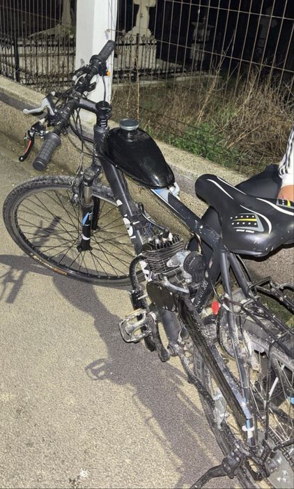 Vând bicicletă cu motor de 80cc