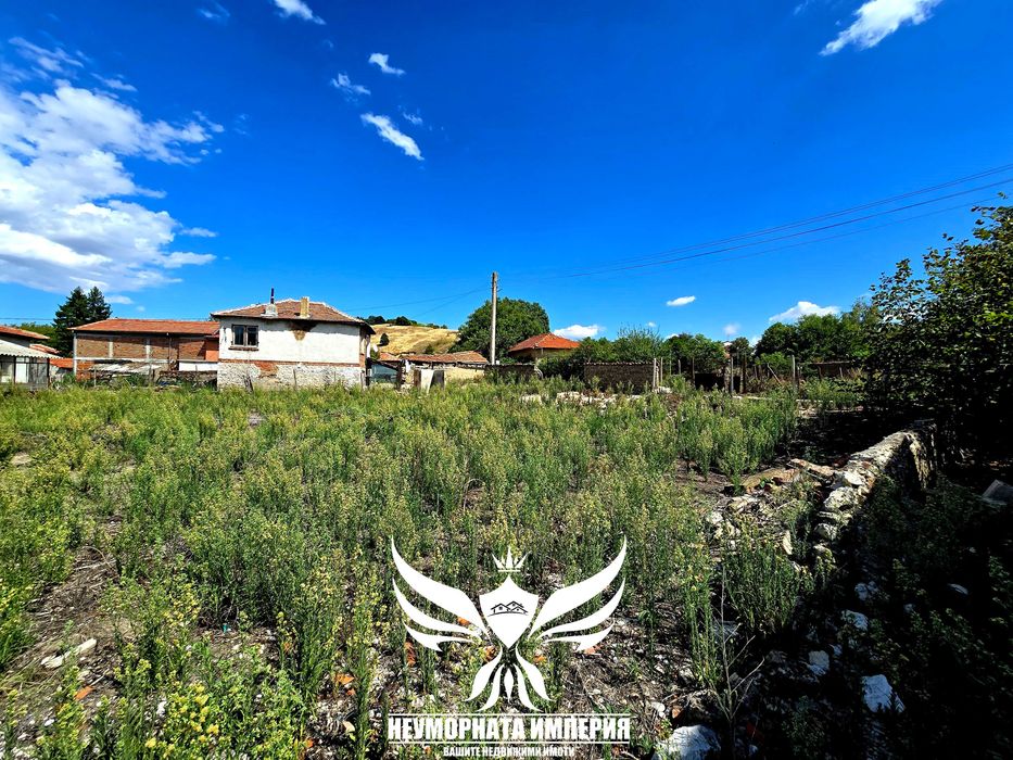 Продавам едноетажна къща с постройки 120РЗП с 997кв двор село Ахматово