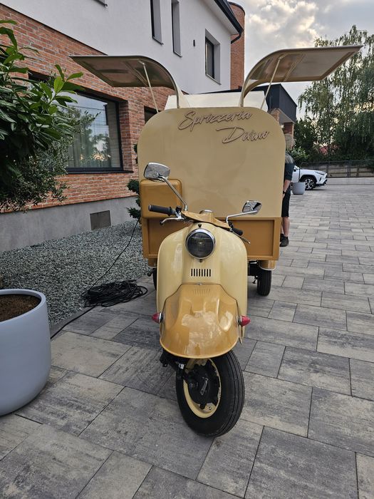 Vand un fel de Piaggio Vespa ,prosecco van, frizzante van