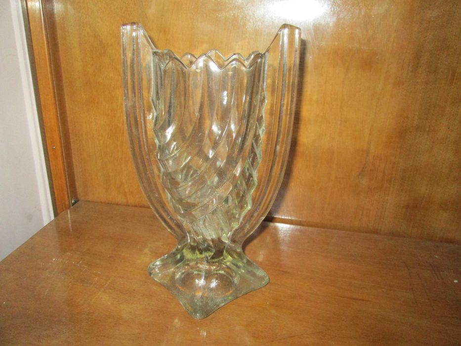 Vaza Art Deco, sticla alba, model mai rar.