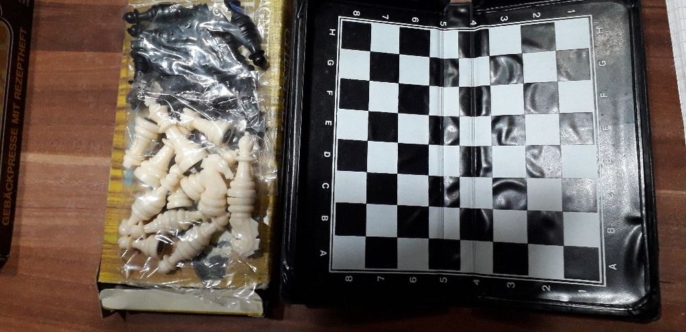 Метални фигури за шах.  Шах  с дървени фигури