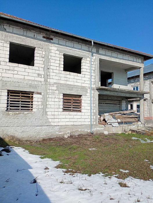 Casa de vanzare cu etaj si mansaeda.