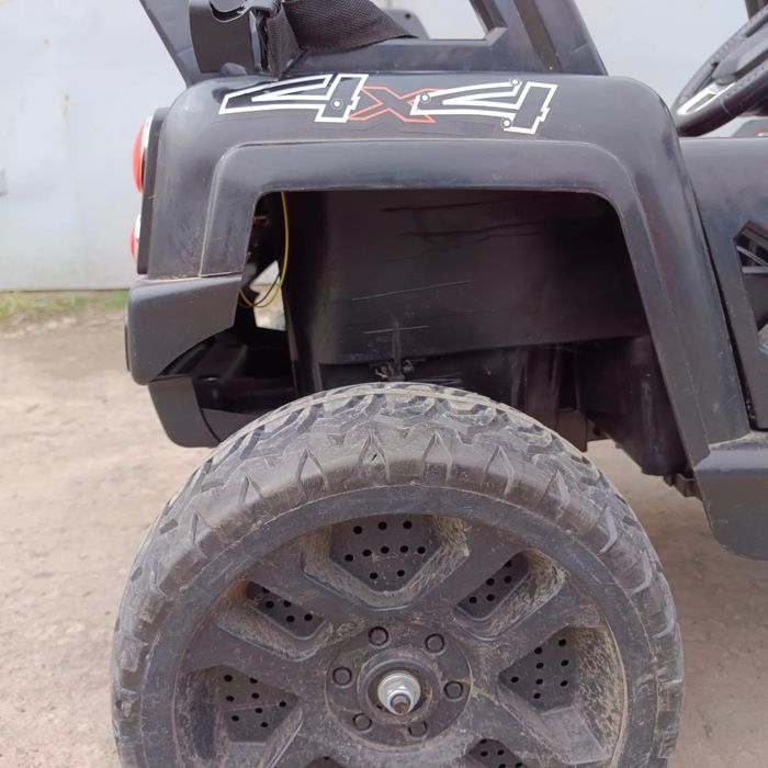 Продам детский автомобиль полный привод