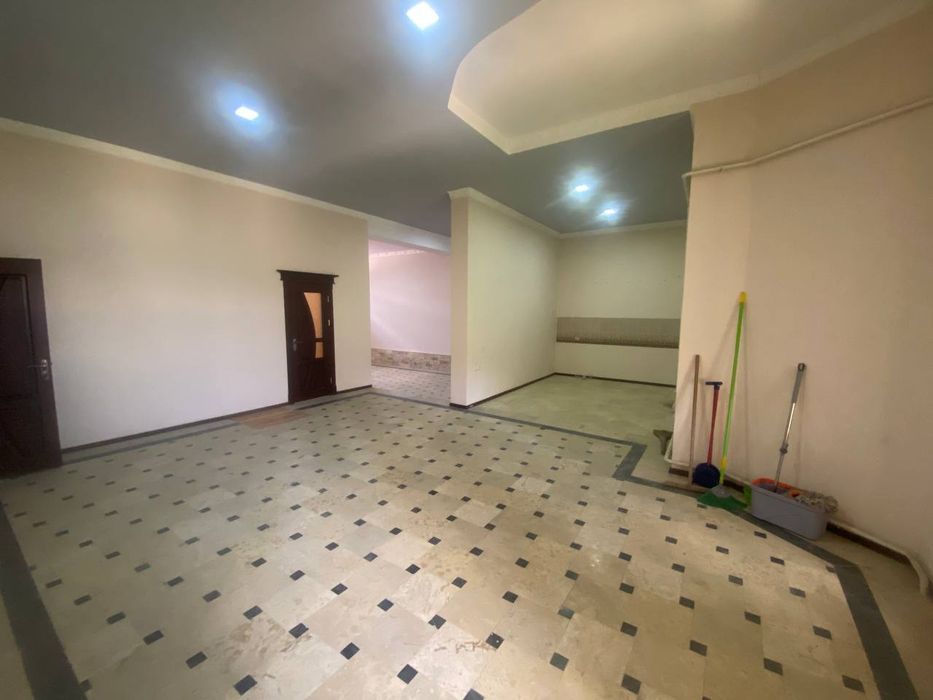 Kogon shahrida joylashgan 2 qavatli uy sotiladi