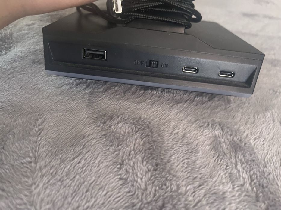 Suport de casti ce lumineaza