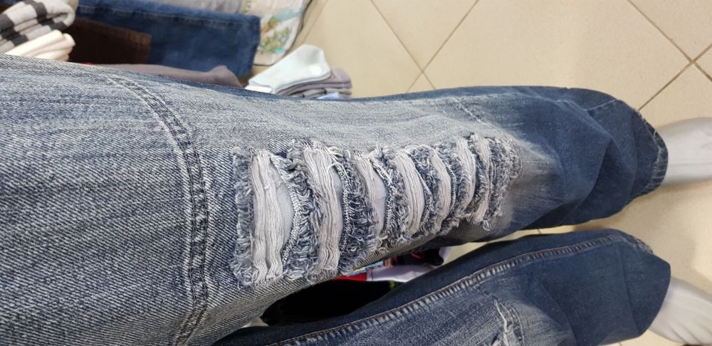 Продавам нови дънки.