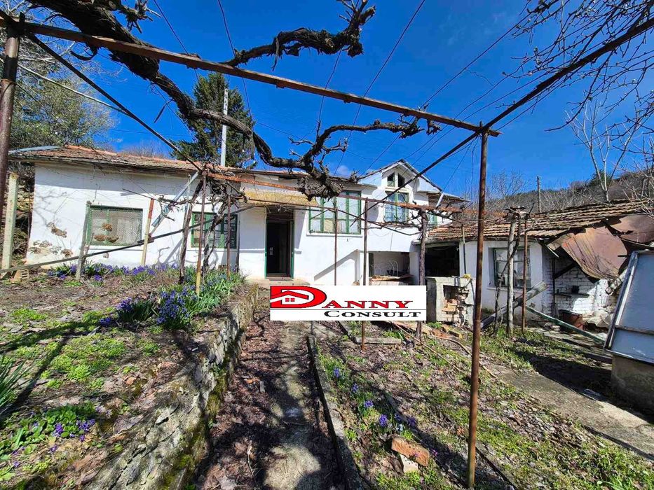 Къща на две нива с двор и кладенец в гр. Сухиндол