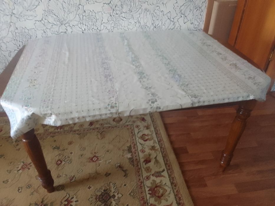 Стол  для гостевой