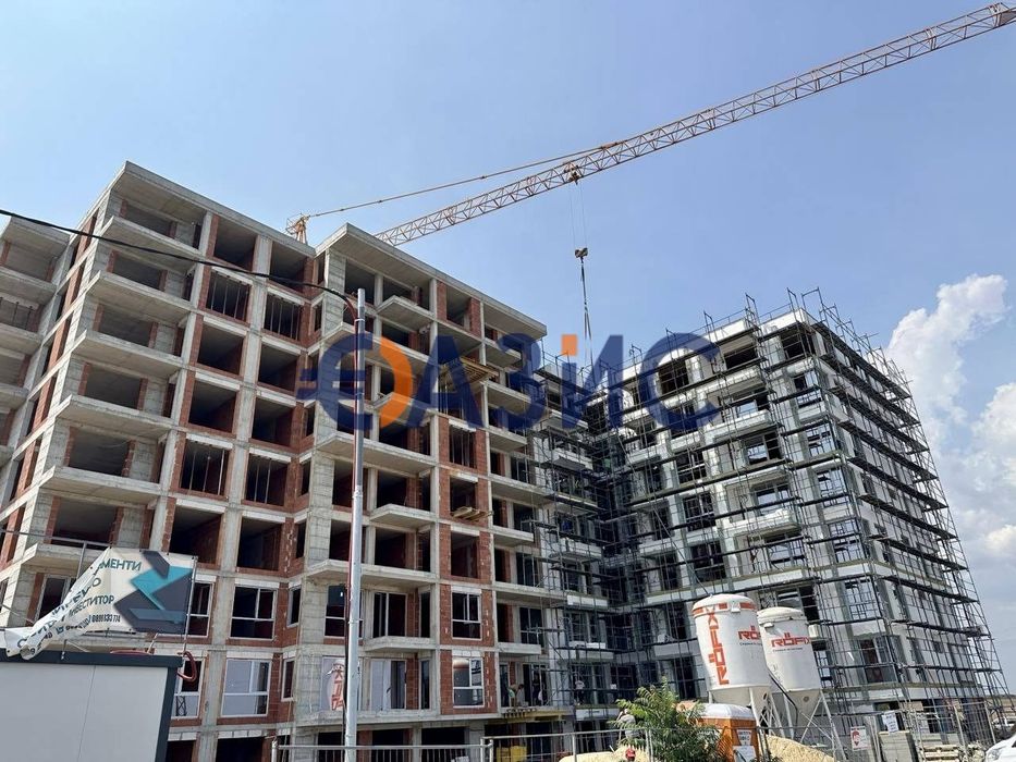 Апартамент с 2 спални и двор (21,5 кв.м) в „Lazur Residence“, м.