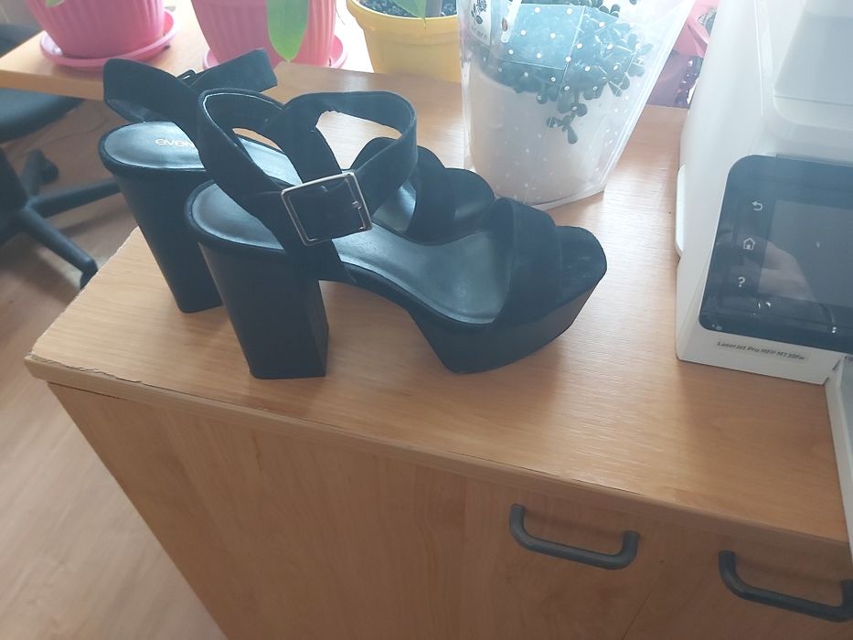 Елегантни обувки на платформа естествена кога