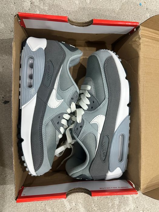Продам новые кроссовки от NIKE