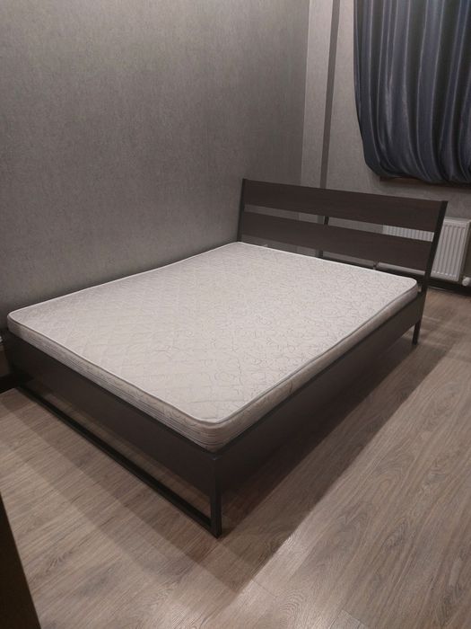 Кровать 2м ×1.6м, матрас, тумбочки