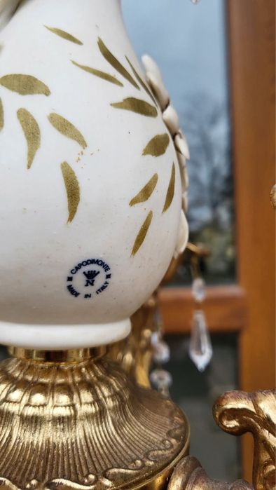 Прелестна настолна лампа CAPODIMONTE