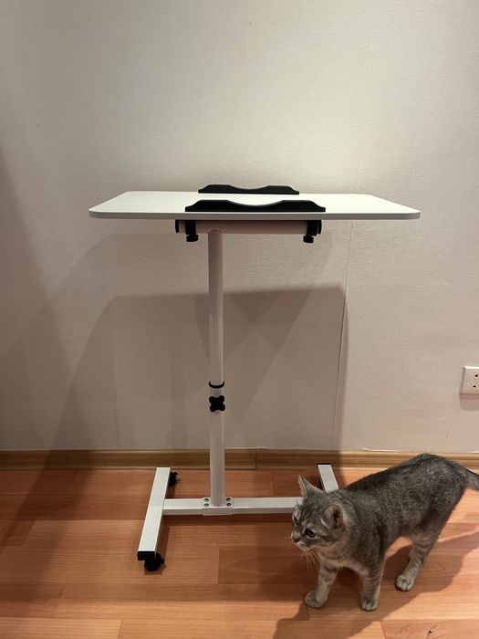 Прикроватный стол