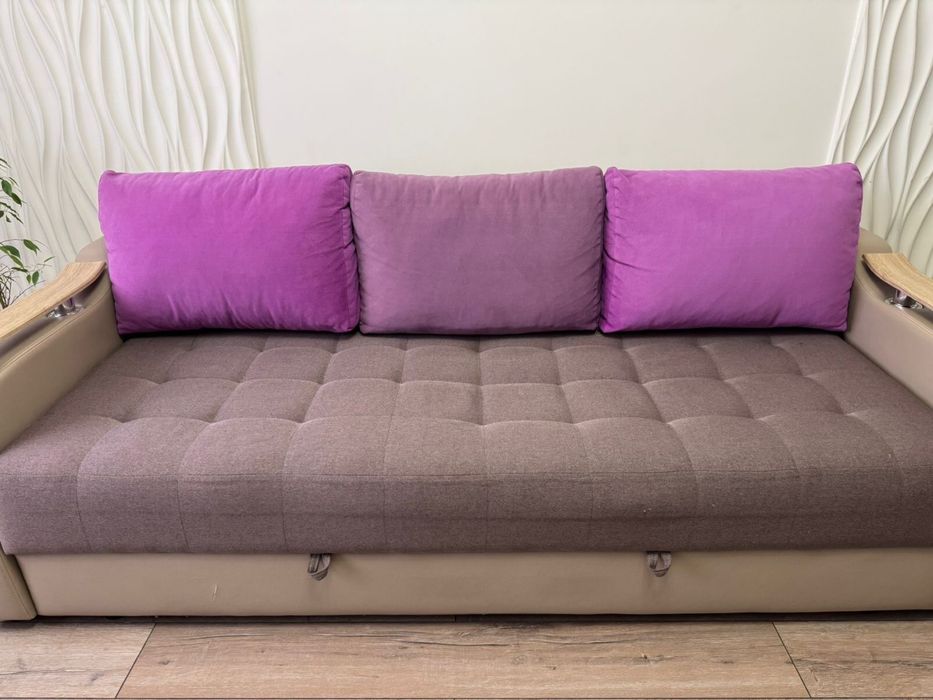 Диван с падушками