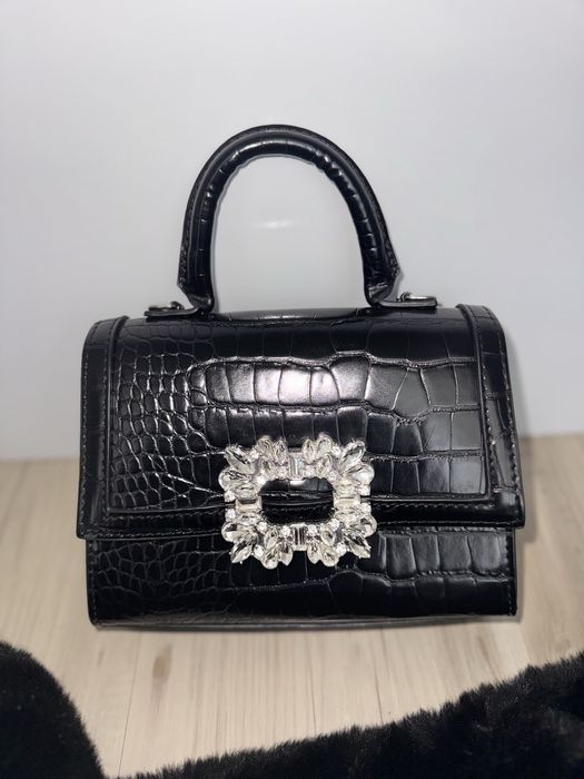 Черна чанта със сребърен детайл