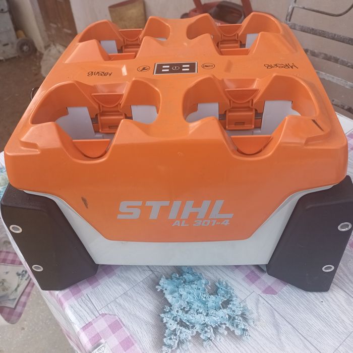 Încărcător original Stihl cu 4 sloturi