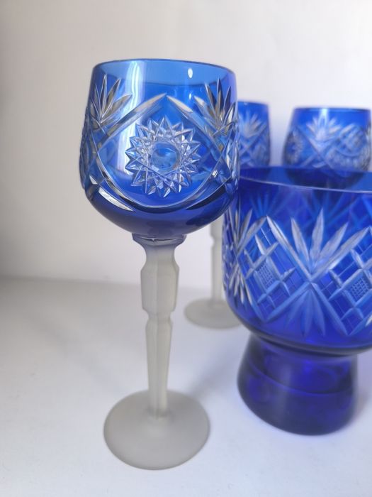 Кристални чаши и ваза