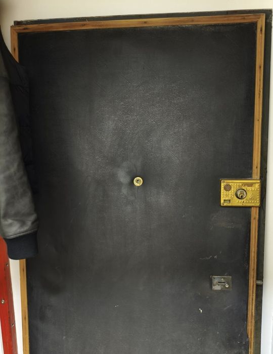 Дверь входная. Железная с коробкой