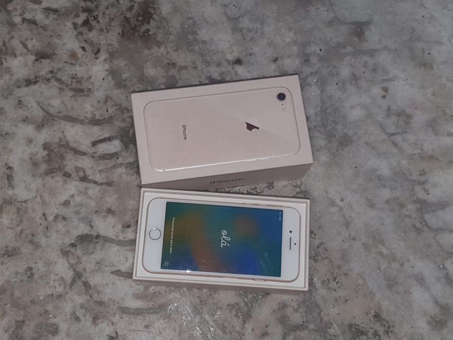 Продам айфон 8 на 64гб