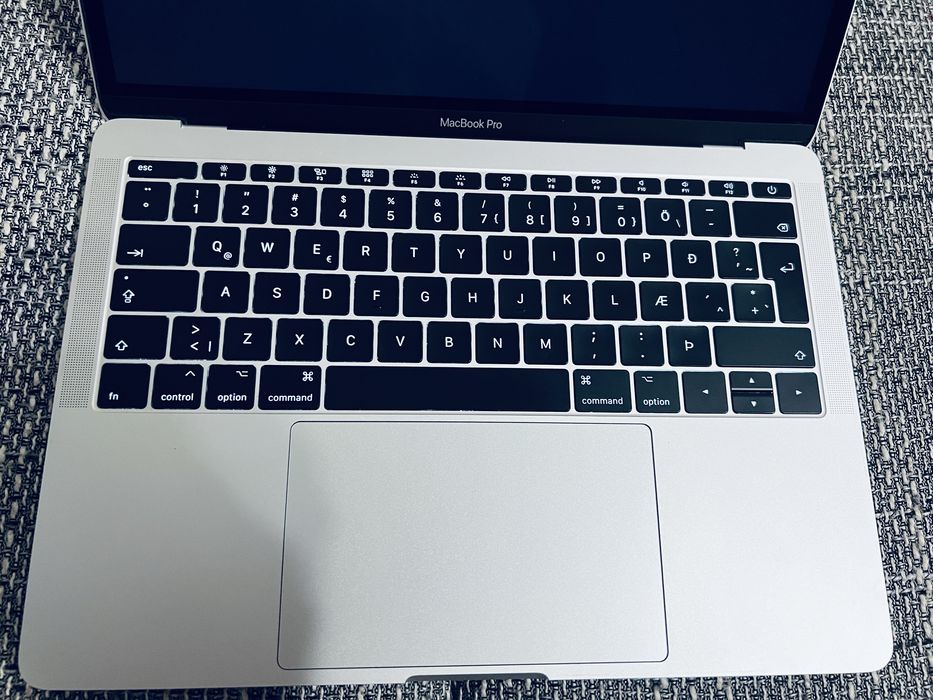 MacBook Pro 13 inch 2017 – i5 – 8GB RAM 256 Gb