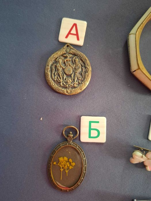 Колекция брошки и медальони