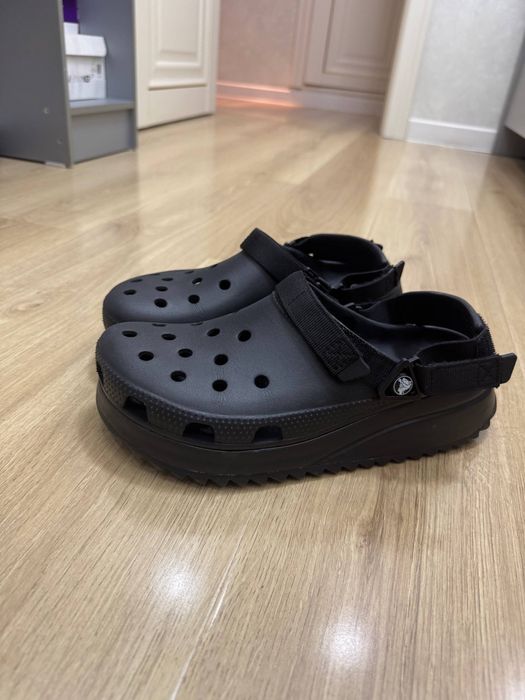 Черные Crocs (сабо) с ремешком