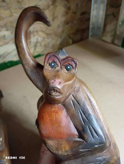 Маймуни дърворезба