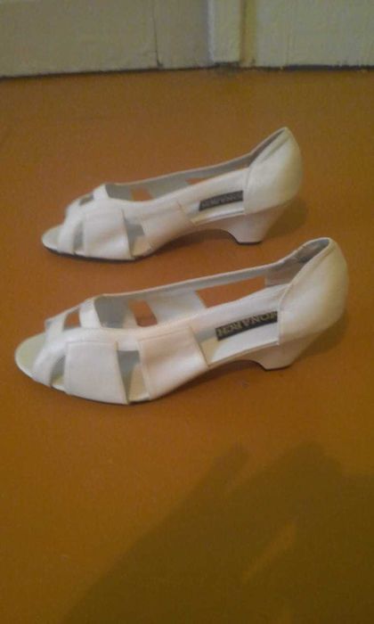 Продаются женские туфли