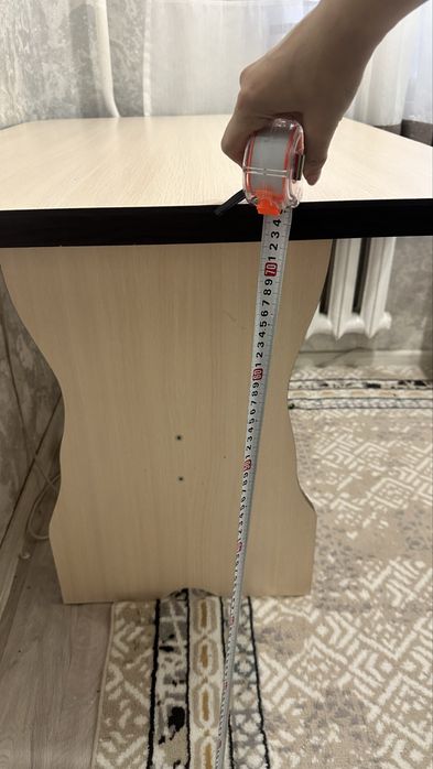 Деревянный кухонный стол без стульями