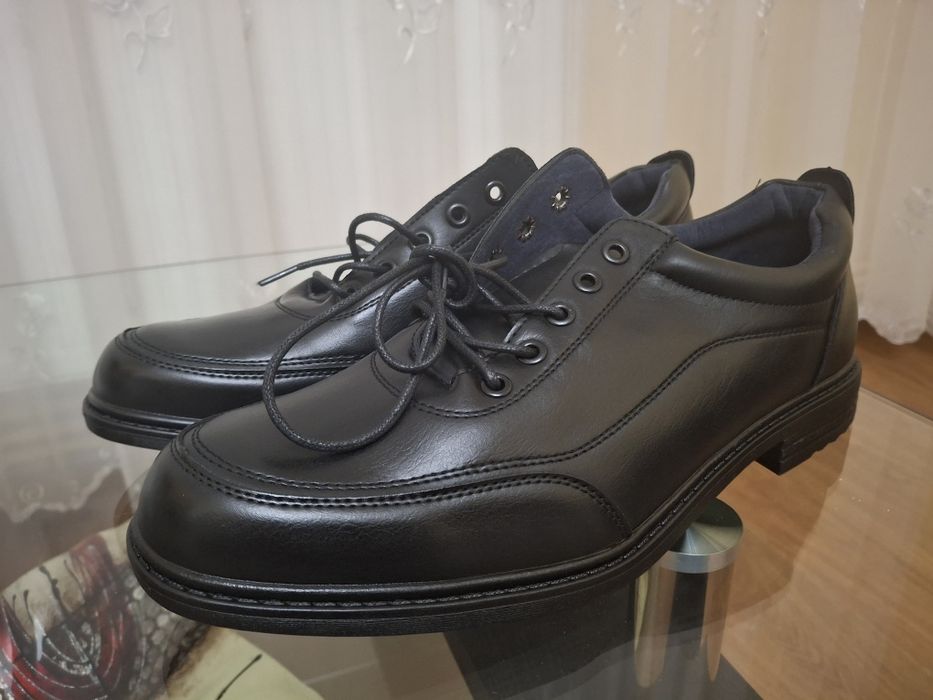 Adidasi adulti negri