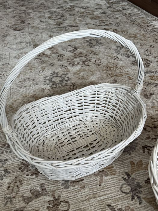 Белые плетенные корзины