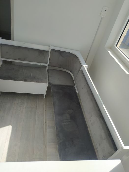 Кухонный уголок с столом