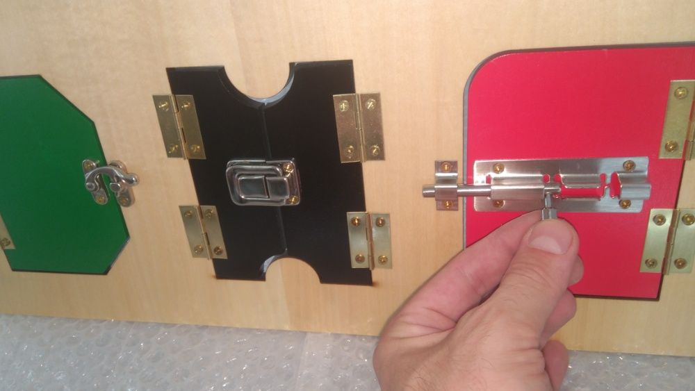 Montessori Lock Table Монтесори табло с 6 ключалки на стойка