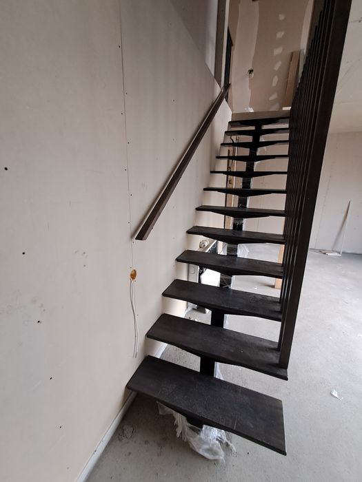 Scări metalice interioare pe vang central cu trepte din lemn masiv